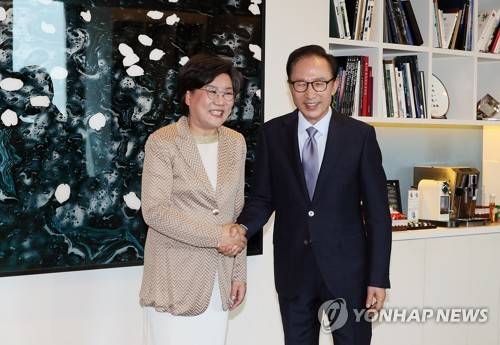 (서울=연합뉴스) 이지은 기자 = 바른정당 이혜훈 대표가 29일 오전 서울 강남구 이명박 전 대통령 사무실에서 이 전 대통령과 악수를 하며 기념촬영하고 있다. 2017.6.29 jieunlee@yna.co.kr