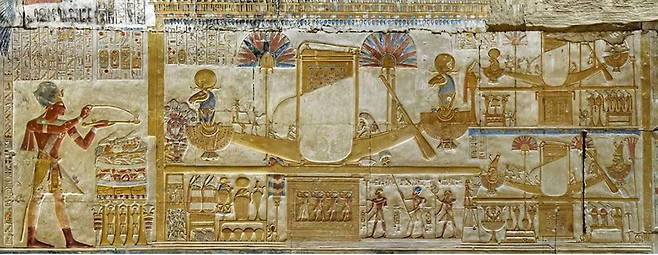 이집트 아비도스의 세티 신전에 새겨진 대사제의 신성한 배. 웨나문의 항해는 이런 모습이었을 것이다. ⓒ 사진=flickr