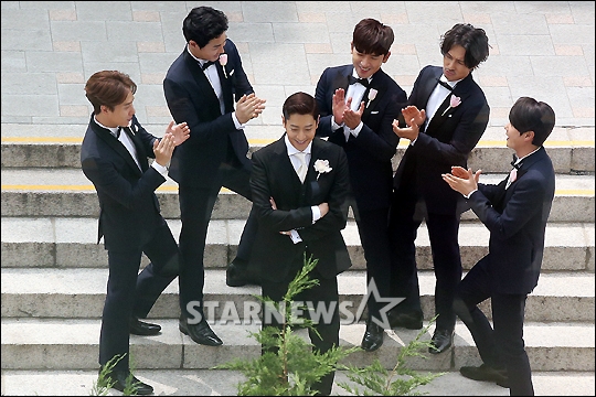 에릭 결혼식에 뭉친 신화 멤버들의 모습 /사진=임성균 기자