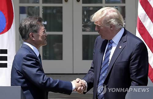 (워싱턴=연합뉴스) 배재만 기자 = 문재인 대통령과 도널드 트럼프 미국 대통령이 30일 오전(현지시간) 워싱턴 백악관에서 공동기자회견을 마친 뒤 악수를 하고 있다. 2017.7.1 scoop@yna.co.kr
