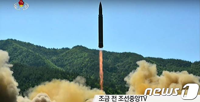 지난 4일 오후 조선중앙방송이 중대발표를 통해 북한의 대륙간 탄도미사일 '화성 14형'의 발사 성공을 전했다.   2017.7.4/뉴스1 © News1 민경석 기자