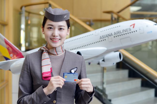 An Asiana Airlines flight attendant displays the Asiana Shinhan Card Air 1.5. (Shinhan Card)