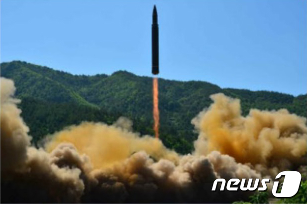 북한이 대륙간탄도미사일(ICBM) '화성 14형' 발사에 성공했다고 노동신문이 5일 보도했다. 북한은 지난 4일 오전 9시 40분께 평안북도 방현 일대에서 동해 상으로 탄도미사일을 발사해 40여 분간 930여㎞를 날려 보냈다. (노동신문) 2017.7.5/뉴스1 © News1 민경석 기자
