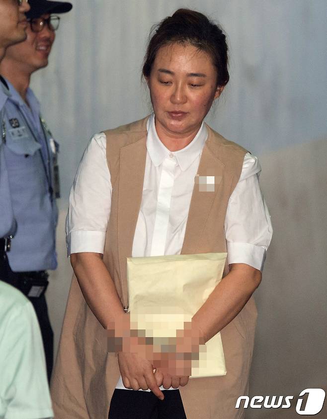 '뇌물 공여' 등의 혐의로 구속된 김영재 원장의 아내 박채윤 씨가 5일 오후 서울 서초구 서울지방법원에서 열리는 공판에 출석하고 있다. 2017.7.5/뉴스1 © News1 이승배 기자