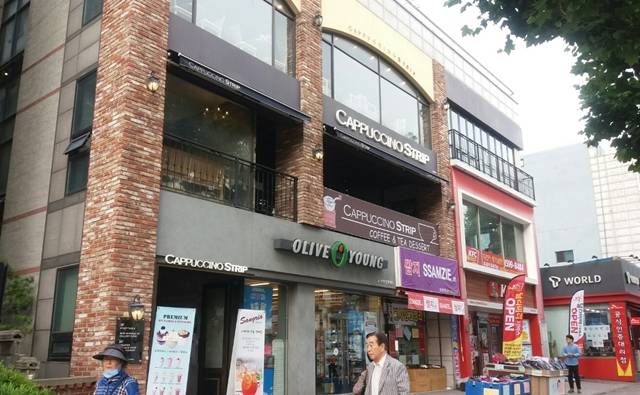 건물주 이아무개씨가 소유한 봉천역 앞 3층 상가 건물. 이씨는 은행 대출을 이용해 초역세권 부근의 허름한 건물을 집중 매입해왔다.