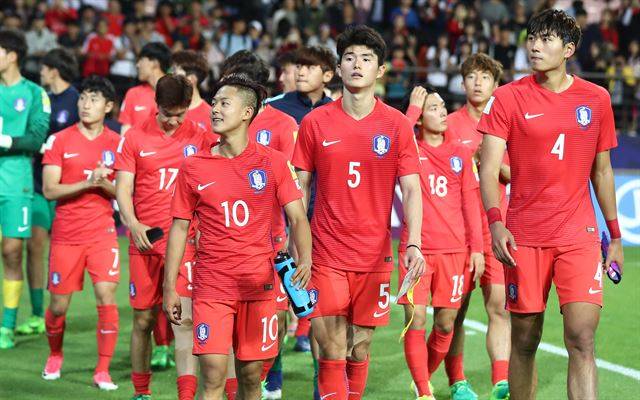 2017 국제축구연맹(FIFA) 20세 이하(U-20) 월드컵 조별리그 아르헨티나와의 경기에서 승리를 거두고 16강 진출을 확정 지은 한국 선수들이 관중들에게 인사하기 위해 그라운드를 돌고 있다. 전주=연합뉴스