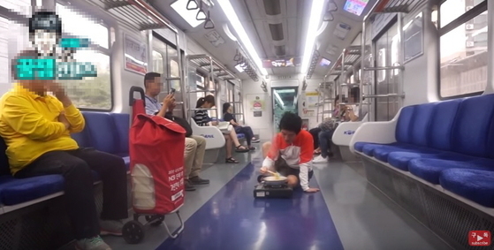 유튜버 이모씨는 공공장소에서 각종 기행을 벌이고 이 모습을 촬영해 퍼뜨린다. 그는 지하철 전동차 안에서 라면을 끓여 먹거나(왼쪽) 승객들 앞에 드러눕는다(사진 아래).[사진 유튜브 캡처]