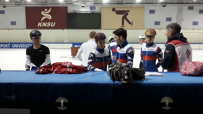 안현수(맨 왼쪽)가 10일 한국체육대 빙상장에서 훈련하던 중 동료들과 휴식을 취하고 있다.
