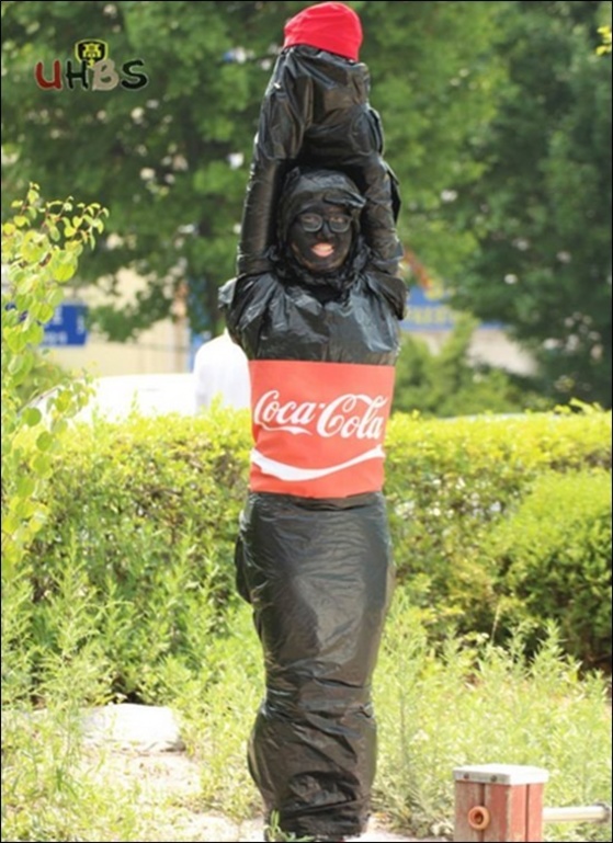 ‘코카콜라’ 병을 패러디한 의정부고 학생. [사진제공=의정부고 방송부 페이스북]