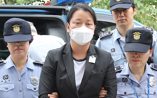 ⓒ연합뉴스 6월29일 이유미 전 국민의당 청년위원회 부위원장이 제보 조작 사건과 관련해 영장실질심사를 받기 위해 서울남부지방법원으로 들어서고 있다.