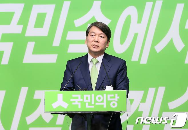 2017년 7월 12일 서울 여의도 국민의당 당사에서 문준용씨 제보조작 사건에 대해 사과하는 안철수 전 대표.