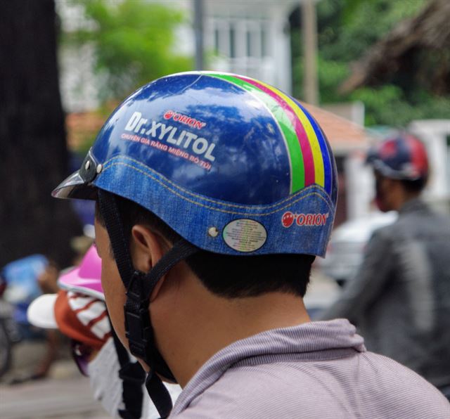 눈만 뜨면 보이는 것이 오토바이. 기업들은 이들 운전자들이 의무적으로 착용하는 헬멧에 자신들의 로고를 세겨 무료로 나눠주기도 한다. 움직이는 훌륭한 광고판이다.