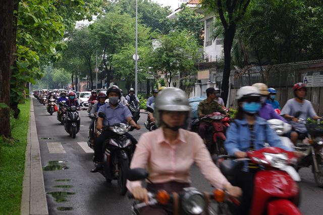 호찌민 시내 출근길 풍경. 베트남 도심에서 '걸어다니는 것'이 있다면 그것은 외국인 관광객 또는 개일 가능성이 높다. 베트남에서 걸어다니는 베트남 사람을 구경하기란 생각보다 어렵다.