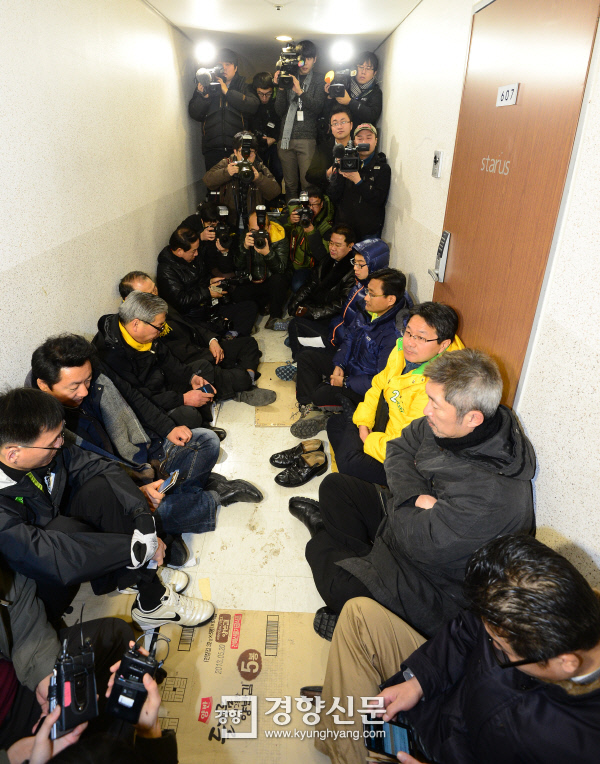 지난 2012년 12일 민주통합당 의원들과 당원들이 서울 강남구 역삼동 한 오피스텔 앞을 지키고 있는 모습. 민주당은 국정원 직원들이 문재인 대선후보에 대해 악성댓글을 조직적으로 달고 있다는 의혹을 제기했다. 김문석 기자