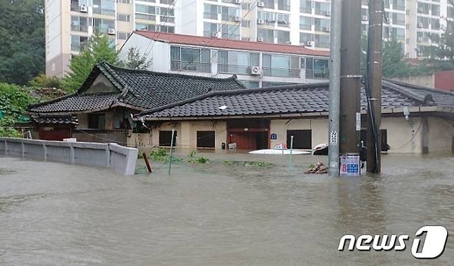 16일 오전 충북 청주에 시간당 80㎜가 넘는 폭우가 쏟아지면서 흥덕구 비하동 인근 주택 절반이 빗물에 잠겼다.2017.7.16/뉴스1 © News1 엄기찬 기자