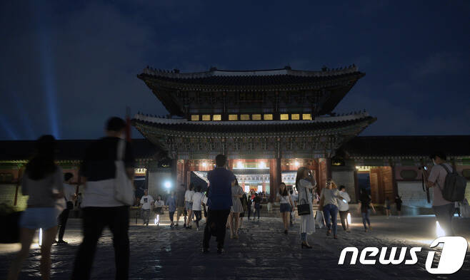 고궁 야간 특별관람이 시작된 지난 16일 저녁 서울 경복궁에서 시민들이 고궁을 관람하고 있다. 2017.7.16/뉴스1 © News1