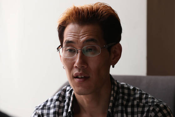 13일 이태원 한 카페에서 추방된 입양인 한호규씨가 인터뷰를 하고 있다. 우상조 기자