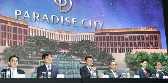 지난 4월 인천 영종도 파라다이스시티에서 열린 기자간담회에서 전필립 파라다이스 그룹 회장(왼쪽세번째)이 기자들의 질문에 답하고 있다. /파라다이스 그룹 제공