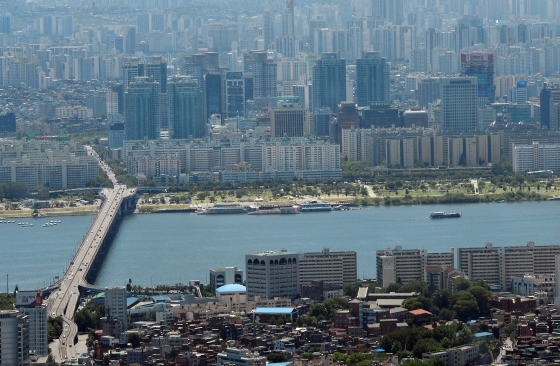 한강변을 중심으로 들어서 있는 아파트 단지 전경 / 사진 = 뉴스1
