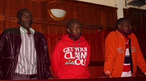 지난 19일(현지시간) 케냐 수도 나이로비에서 '미니스커트' 차림을 한 여성 승객의 옷을 벗기고 금품을 빼앗은 혐의로 사형이 선고된 버스기사 등 3명의 모습(더 스탠더드 자료사진)