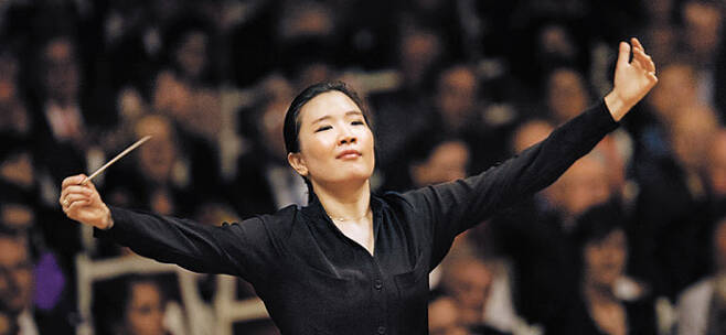 2013년 구동독(東獨)의 명문인 베를린 콘체르트하우스 오케스트라를 지휘하고 있는 김은선. /김은선 홈페이지