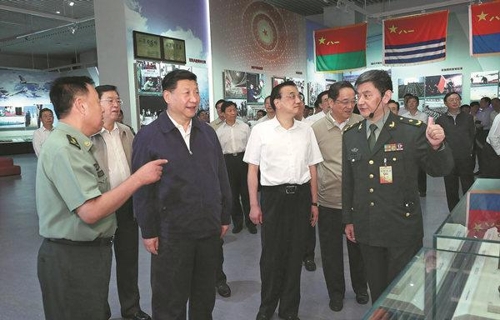 시진핑 주석(앞줄 왼쪽에서 3번째), 리커창 총리(왼쪽에서 4번째) 등 중국 최고지도부가 21일 인민해방군 창군 90주년 주제전람회장을 찾아 군 관계자로부터 전시 설명을 듣고 있다.