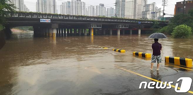 23일 오전 수도권에 쏟아진 폭우로 경기도 안양시 동안구를 흐르는 안양천이 범람해 비산교 아래 하부도로가 물에 잠겼다.  2017.7.23/뉴스1 © News1 이종덕 기자
