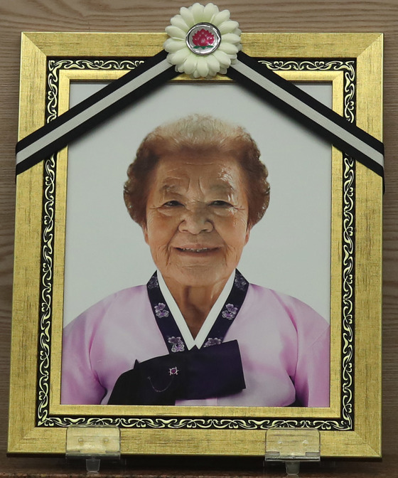 경기도 광주 나눔의 집에 거주하던 일본군 위안부 피해자 김군자 할머니가 23일 오전 89세의 나이로 나눔의 집에서 별세했다.이로써 위안부 피해자 할머니 생존자는 37명으로 줄었다.