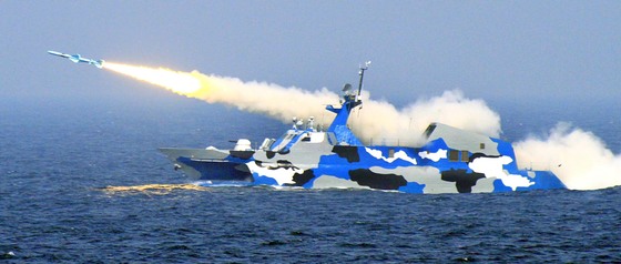 2010년 동중국해에서 대규모 군사훈련을 실시한 중국 인민해방군 소속 군함이 미사일을 발사하고 있다. [신화통신]