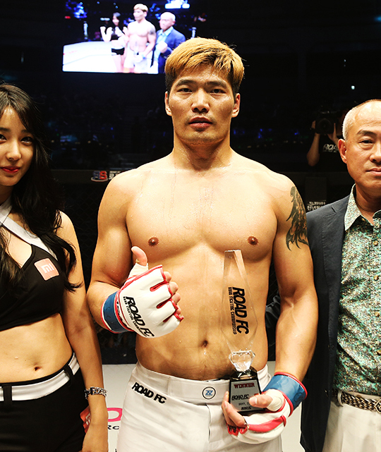 UFC 초대 미들급(-84kg) 잠정챔피언 로버트 휘터커에게 승리한 바 있는 김훈의 로드FC 40 승리 기념사진. ©로드FC