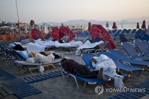 21일 발생한 강진 이후 여진에 대한 우려로 해변에서 잠을 청하고 있는 그리스 코스 섬의 관광객들 [AP=연합뉴스]