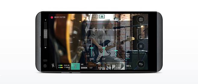 LG전자 Q8 스마트폰에서 비디오 전문가 모드를 실행하는 모습.