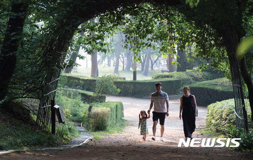 【서울=뉴시스】 사진은 안면도 자연휴양림에서 즐거운 한 때를 보내고 있는 가족의 모습. 2017. 7.24. (사진제공=해수부) photo@newsis.com