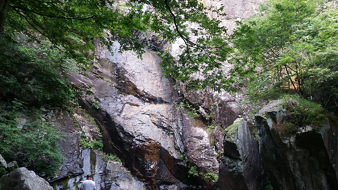신불산 중턱에 있는 홍류폭포에 떨어지는 물이 거의 없는 모습. ⓒ 김완식 기자