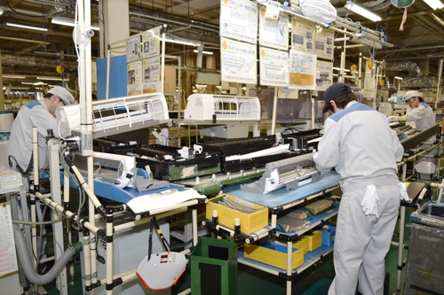 [교도=연합뉴스 자료사진] 지난 7일 에어컨 제조업체 다이킨공업 시가제작소 에어콘 생산 장면. 일본 최대 에어컨 제작 회사인 다이킨공업은 올해 생산량이 사상 최대를 기록했다.