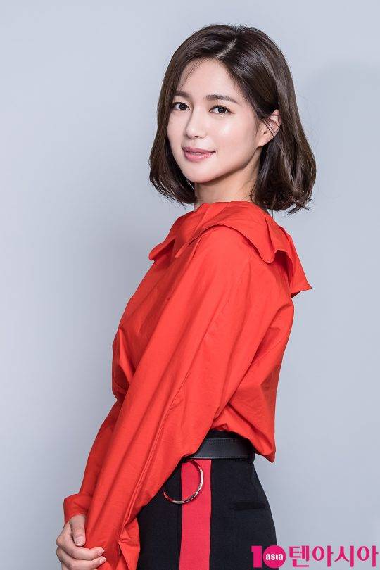 KBS2 ‘쌈 마이웨이’에서 아나운서 박혜란 역으로 열연한 배우 이엘리야가 온화하게 미소를 지으며 극 중 도도한 캐릭터와는 상반된 매력을 보여주고 있다. / 사진=이승현 기자 lsh87@