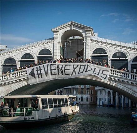 베네치아 리알토다리에 베네치아주민들의 대탈출을 의미하는 Venexodus 현수막이 걸려있다/사진=인스타그램