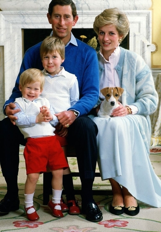 1986년 촬영한 찰스 왕세자 가족사진. 해리 왕자가 신은 빨간 구두가 눈에 띈다. 사진 앞쪽 왼쪽부터 시계방향으로 해리 왕자, 윌리엄 왕세손, 찰스 왕세자, 고 다이애나 왕세자빈.[중앙DB]
