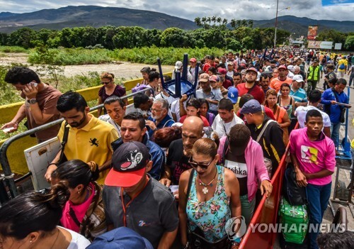 콜롬비아 국경을 넘는 베네수엘라인들. [AFP=연합뉴스]