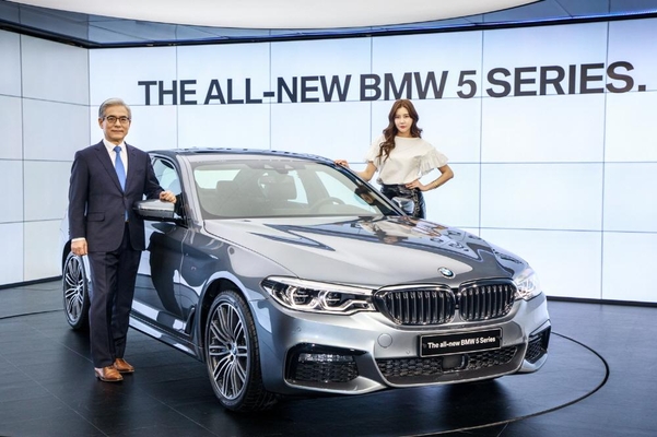 지난 2월 BMW 신형 5시리즈 출시 기념행사에서 김효준 BMW코리아 사장이 포즈를 취하고 있다./BMW 제공