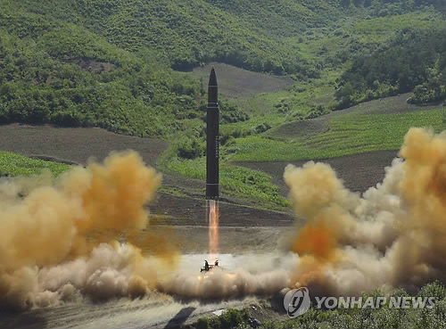 북한이 지난 4일 발사한 ICBM '화성-14'  (평양 AP/조선중앙통신=연합뉴스) 북한은 4일 대륙간탄도미사일(ICBM) '화성-14' 발사(사진)를 했다고 5일 밝혔다.