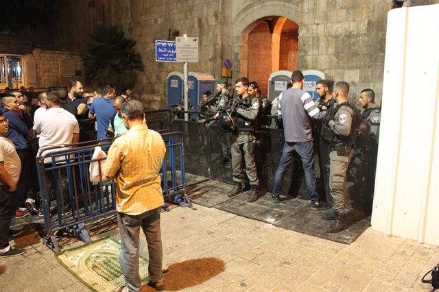 21일 이스라엘 무장경찰이 이스라엘과 팔레스타인 분쟁 지역인 예루살렘 올드시티로 진입하는 '사자의 문'에서 출입을 통제하고 있다. 팔레스타인평화연대 제공