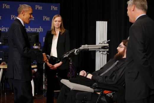 지난 10월 피츠버그대에서 열린 백악관 프런티어스 콘퍼런스에서 버락 오바마 미국 대통령(왼쪽)이 척수 손상 환자의 뇌와 연결된 로봇 팔과 악수하고 있다. /백악관 프런티어스 콘퍼런스 홈페이지 캡처