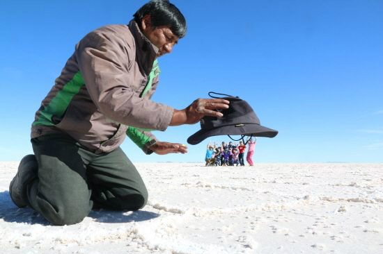 원근법을 이용해 기발한 사진을 찍어보는 것도 우유니소금사막을 여행하는 쏠쏠한 재미. (사진=오지투어 제공)