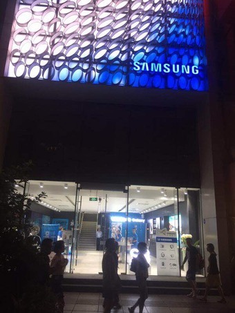 7월 현재 중국 상하이 최대 번화가인 난징루에 있는 삼성전자 모바일 매장은 '갤럭시S8'의 '8'을 의미하는 숫자로 전광판이 화려하게 도배됐지만, 매장 안은 한산한 모습이다. © News1