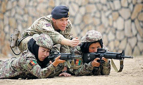 아프가니스탄 육군사관학교의 여성 생도들이 수도 카불 외곽의 훈련장에서 영국 여성 교관의 지도 아래 사격 훈련을 하고 있다. /데일리메일
