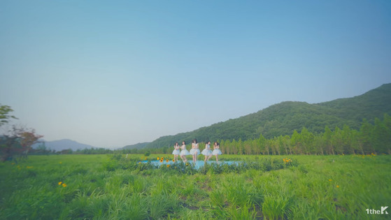 아이돌 그룹 여자친구가 연못에서 춤을 추고 있다.[사진 여자친구 인스타그램]