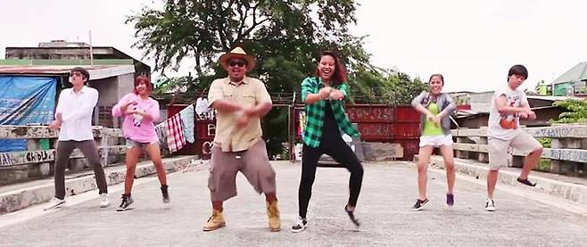 2012년 9월 필리핀 사람들이‘강남스타일’춤을 따라 춘 모습을 찍어 유튜브에 올린 영상. 최근 미 MIT 연구진은 필리핀이 강남스타일 열풍의 진앙이었다는 분석을 내놓았다. /유튜브