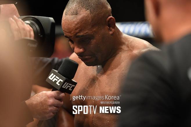 ▲ 다니엘 코미어는 존 존스에게 두 번째로 지고 흐르는 눈물을 참지 못했다.