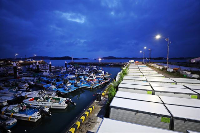 북항에선 하루에 두 번 큰 어시장이 열린다. 회센터에선 싱싱한 해산물을 맛볼 수 있다